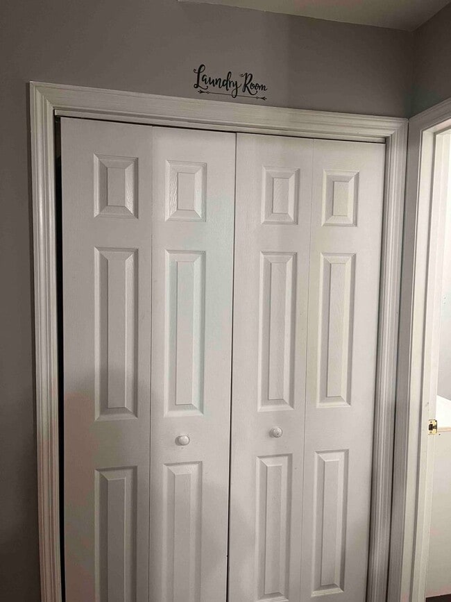 Building Photo - Knoxville 37918 - 2 bedroom, 2 bath townhome - Contact Susan Niedergeses (865)300-4722