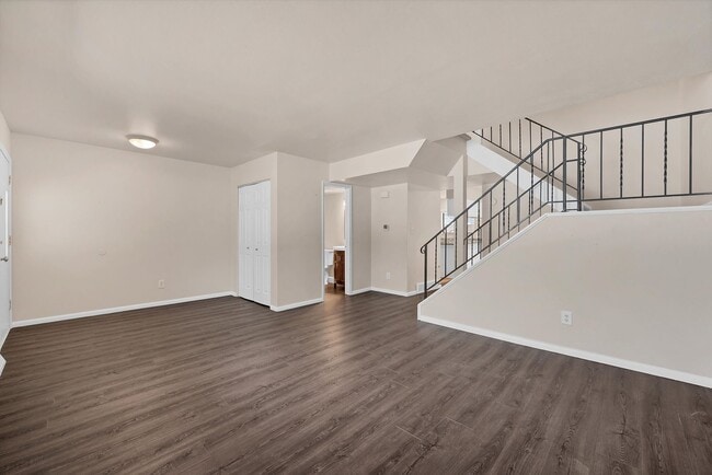 Building Photo - Bright & Spacious Townhome in Lakewood 2bd 2.5ba