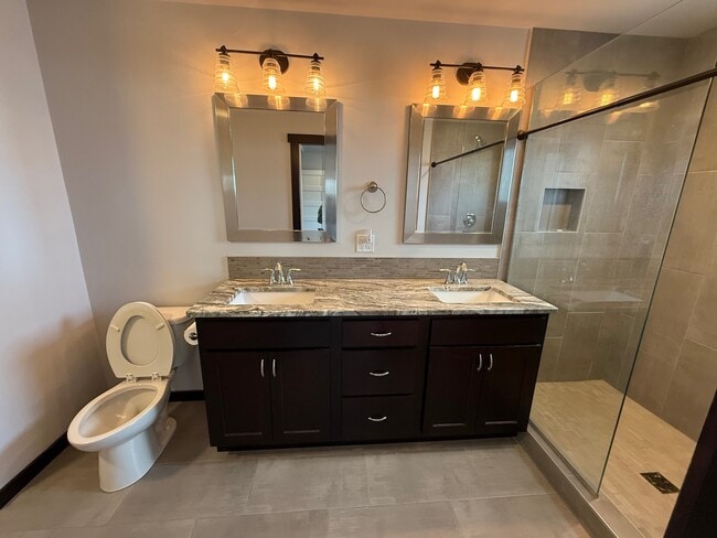 Building Photo - 5475 Vermeer Ln