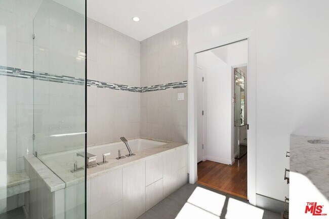 Building Photo - 486 Denslow Ave
