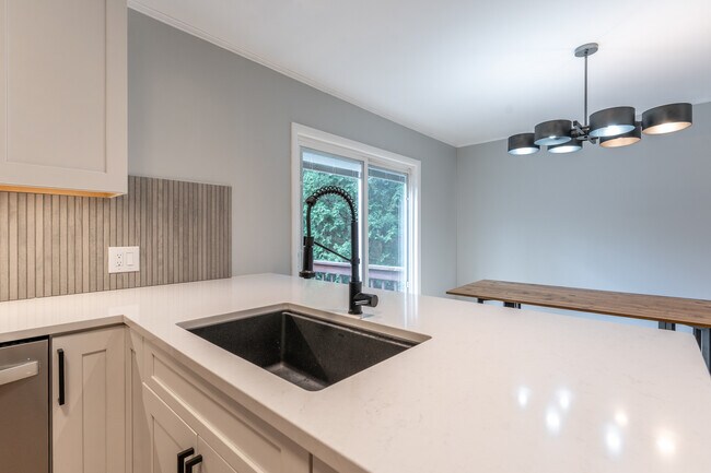 Building Photo - 3 Heather Ln