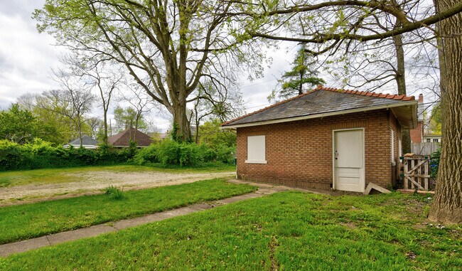 Building Photo - 1692 Bryden Rd