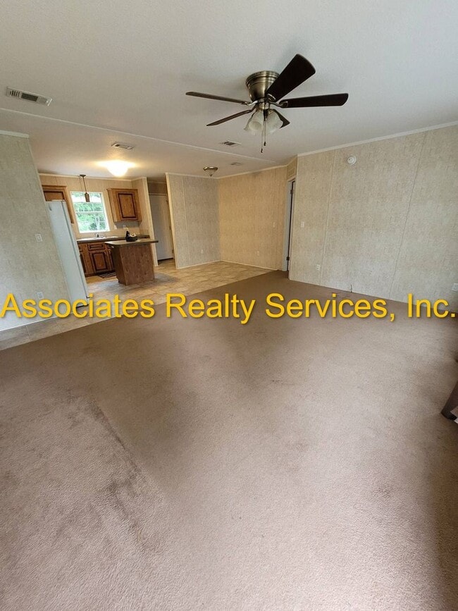 Building Photo - Remodeled and just on the Market!