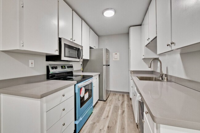 Building Photo - Wonderfully Remodeled 2 Bed, 1 Bath Condo w/ In Unit Laundry