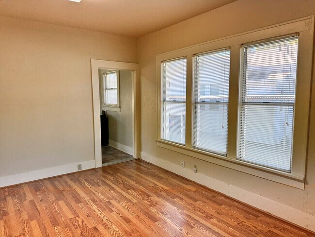 Building Photo - Cute 2 Bed 1 Bath Craftsman Home