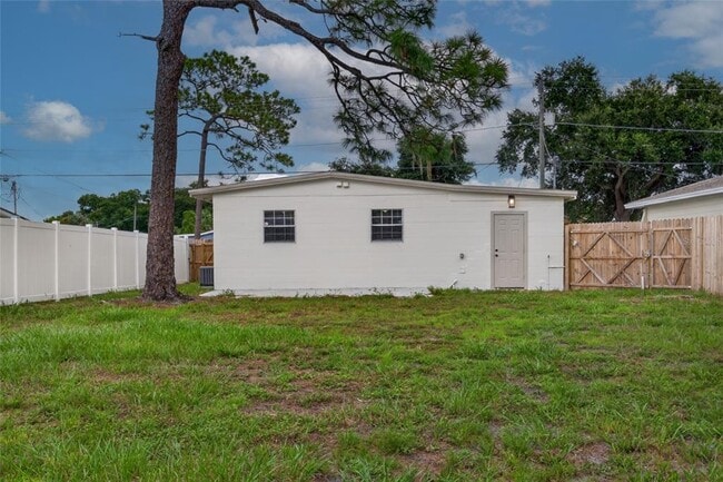 Building Photo - 7508 N Thatcher Ave