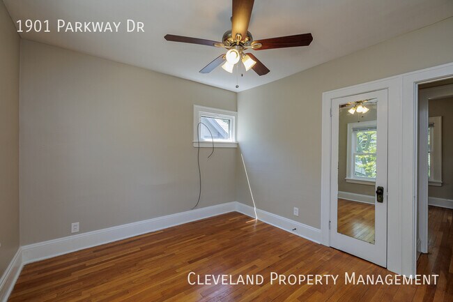 Building Photo - Updated Cleveland Hts. Colonial