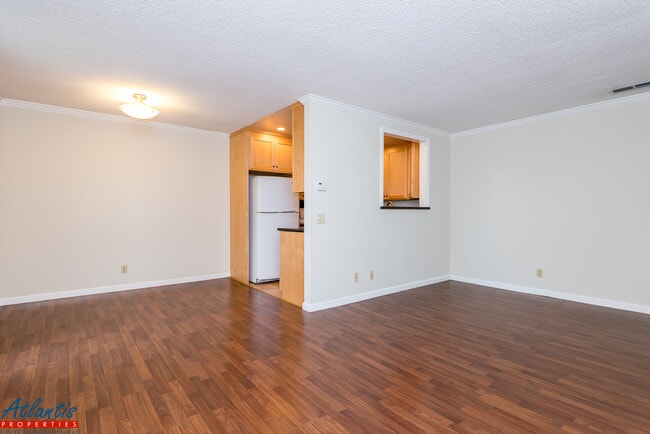 Building Photo - Lovely Condo | Washer/Dryer | Carport