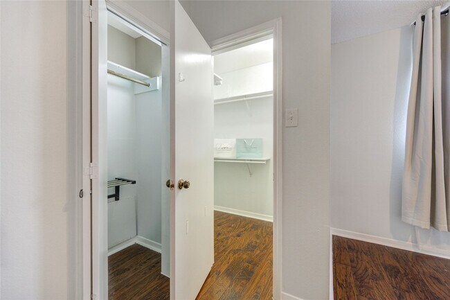 Building Photo - 7965 Kendalia Dr