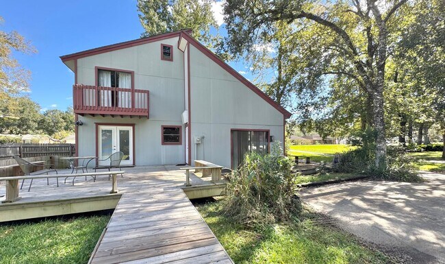Building Photo - Spacious Baton Rouge Beauty on a Tree-Shad...