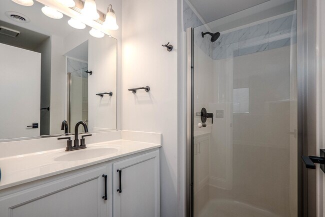 Building Photo - 226 E Conley Dr