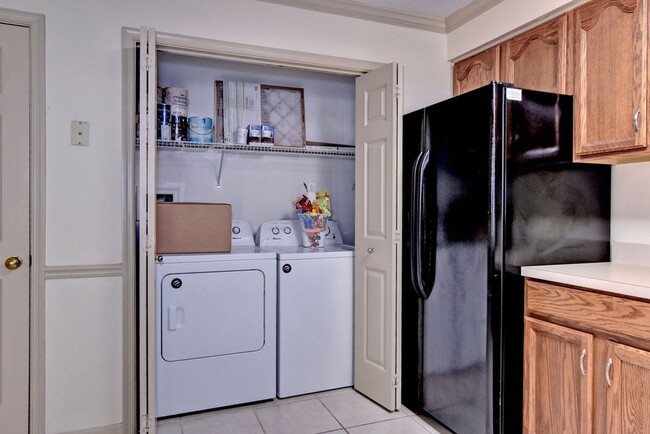 Building Photo - Nicely Updated Townhome