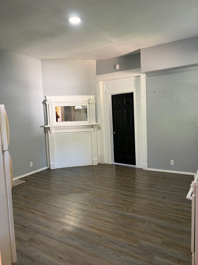 Building Photo - 724 W Elm St