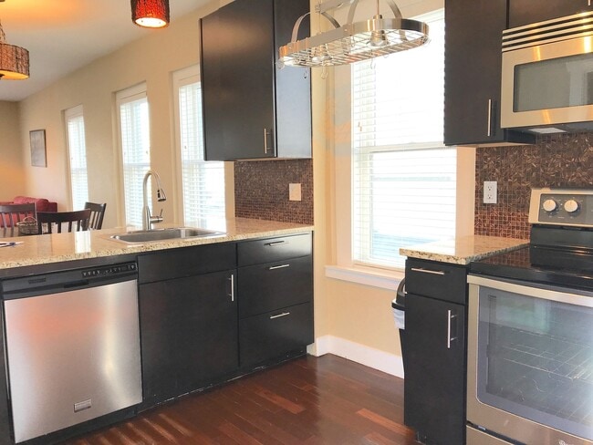 Building Photo - Available Now - 2Bedroom/1Bathroom in RiNo!