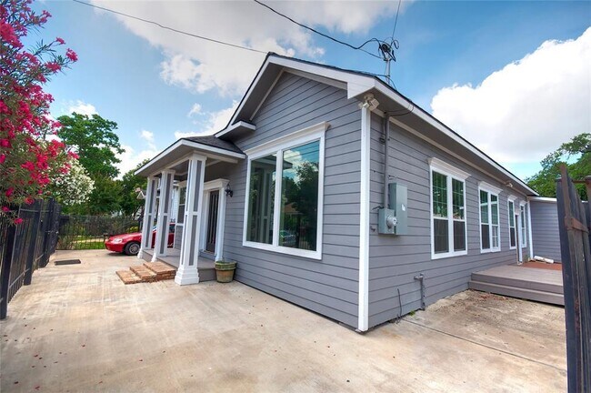 Primary Photo - 2121 Common St