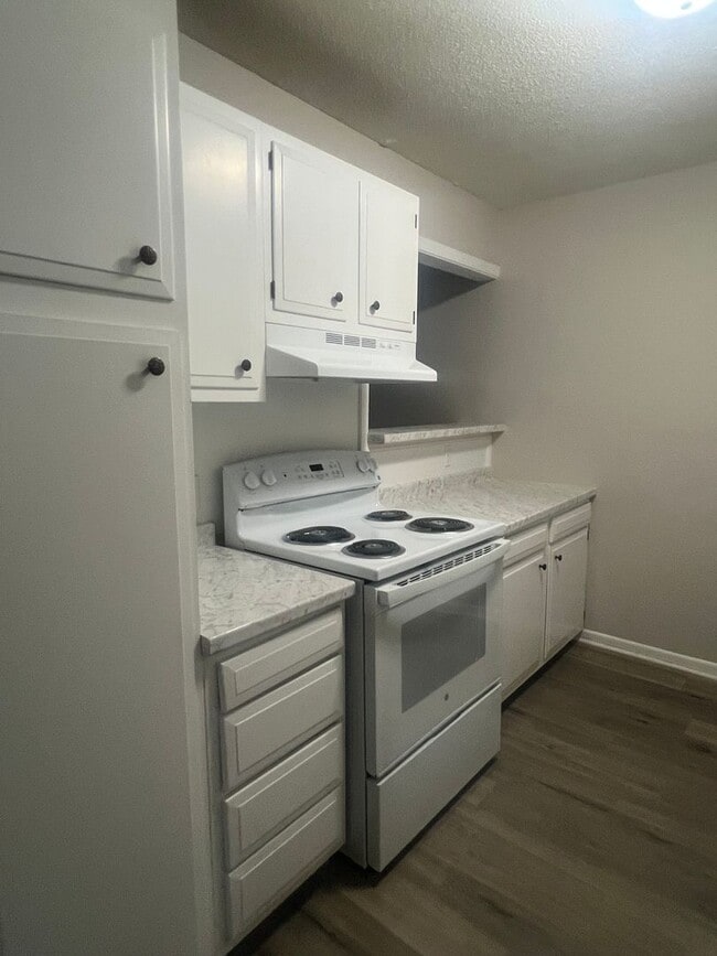 Building Photo - Remodeled Apartment 2 Bed / 1 Bath