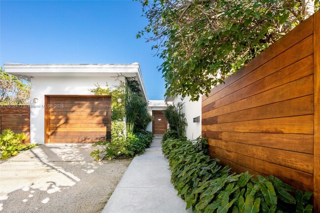 Building Photo - 441 E Dilido Dr