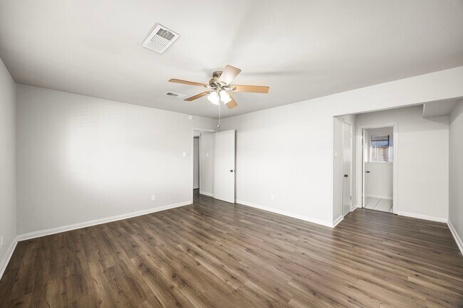 Building Photo - 11223 Oak Spring Dr