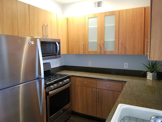 Building Photo - DEPOSIT FREE PROGRAM!! Beautiful 1 Bed Roo...