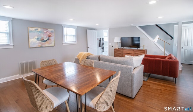 Building Photo - 421 Main St