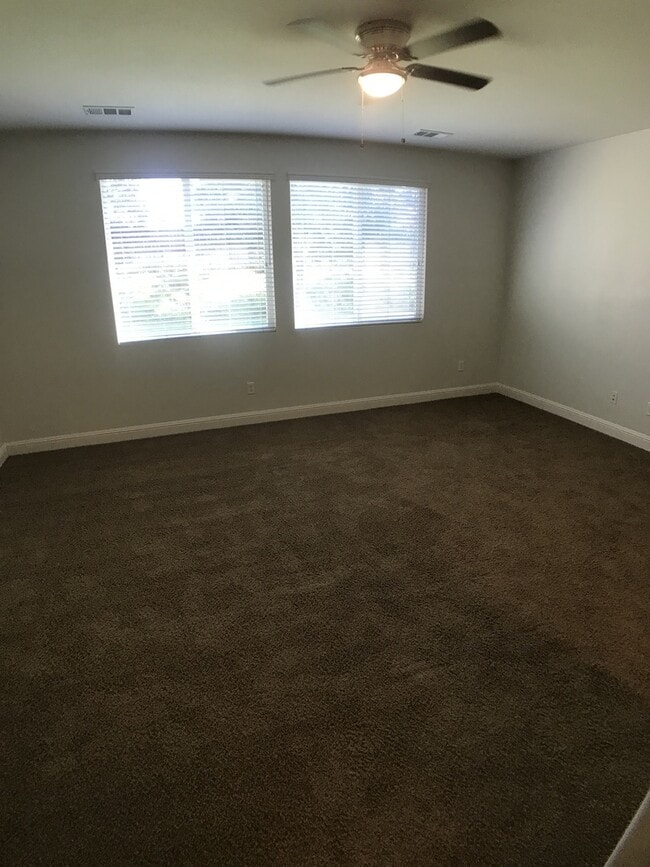 Building Photo - Gorgeous NW Home 4 Bed/3 Bath $2,800 Depos...