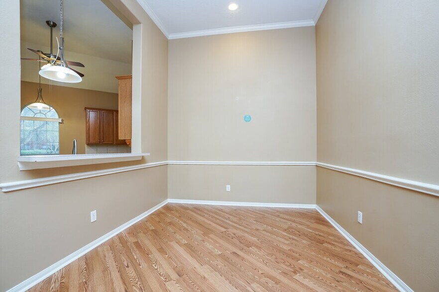 Building Photo - 814 Courtside Dr W