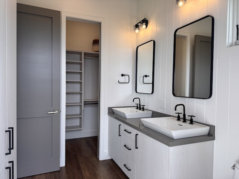 Building Photo - 170 Haniu St