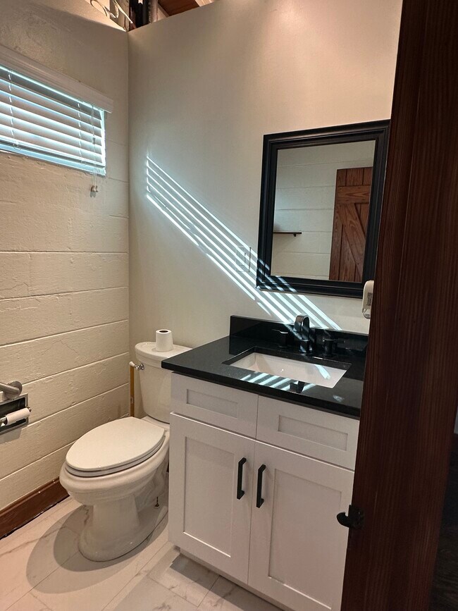 Building Photo - 693 Chestnut St