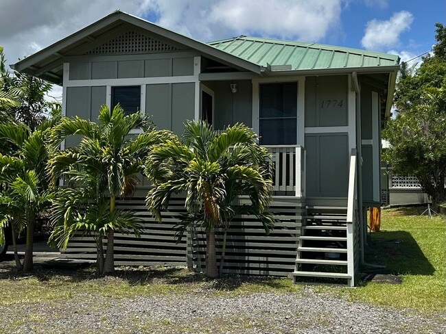 Primary Photo - 2BR/1BA with front porch in Hilo Town!