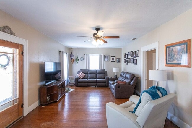 Building Photo - Spacious Home ready for a new family!