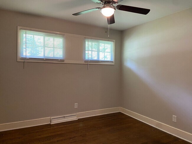 Building Photo - 3 Bedroom, 1.5 Bathroom House in Greensboro!