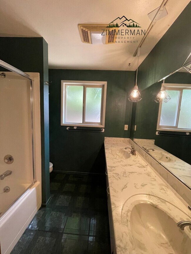 Building Photo - 3 Bedroom, 3 Bathroom Home in Beautiful Sh...