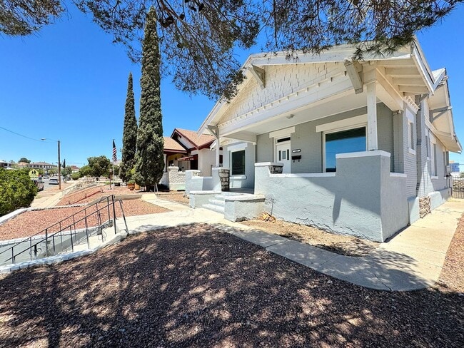 Building Photo - Sunset Heights Historic Home - 3Bed Refrig A/C!