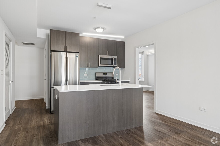 2BR, 2BA - 800SF - Kitchen - 1325 N Wells Apartments
