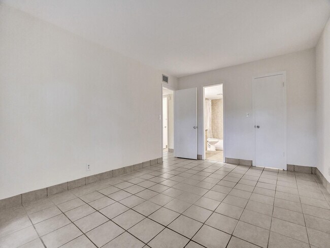 Building Photo - 3115 Oakland Shores Dr