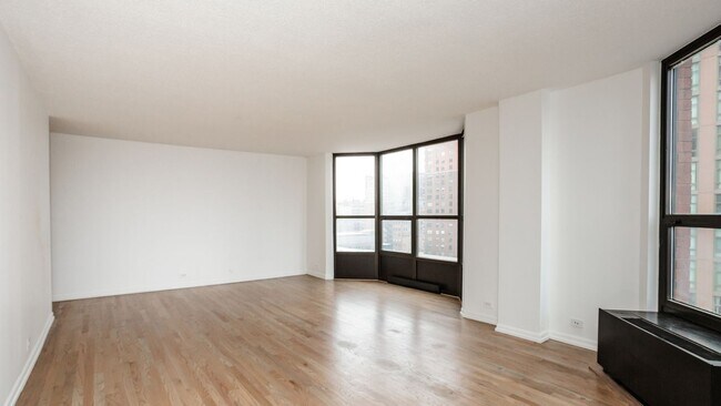 Building Photo - 899 S Plymouth Ct