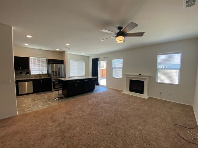 Building Photo - Rosamond 4 bedroom