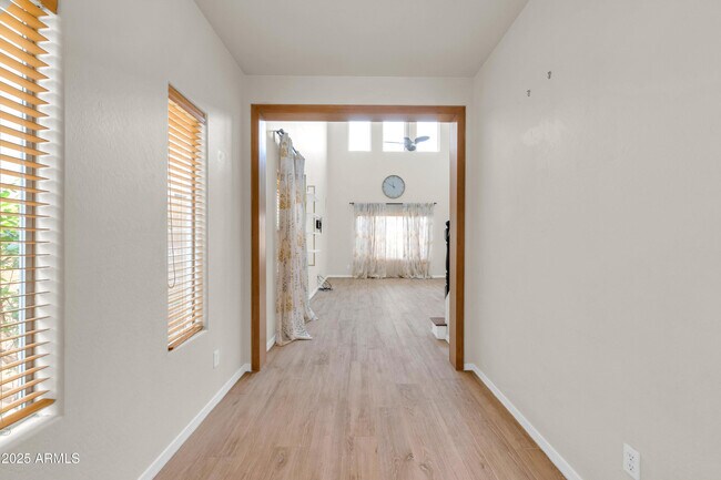 Building Photo - 2040 W Kathleen Rd