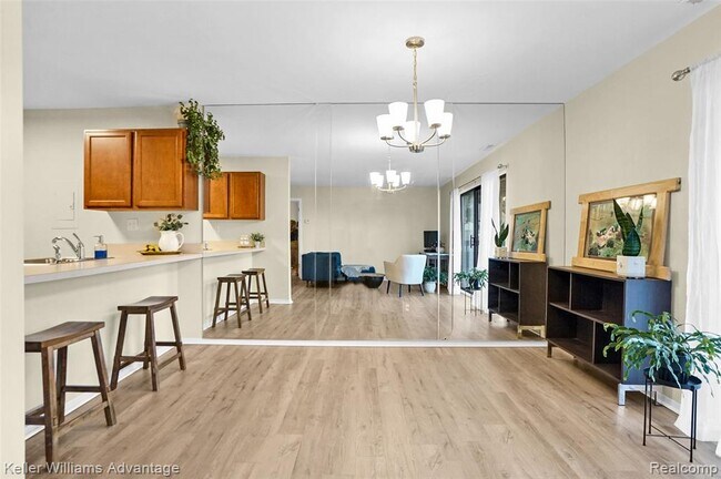 Building Photo - 855 S Pontiac Trail