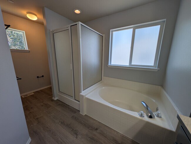Building Photo - 4 Bedroom, 2.5 Bath DuPont Home!