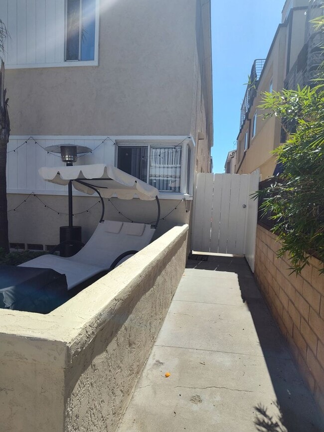 Building Photo - ***AVAILABLE NOW***Modern Micro Unit – Ste...