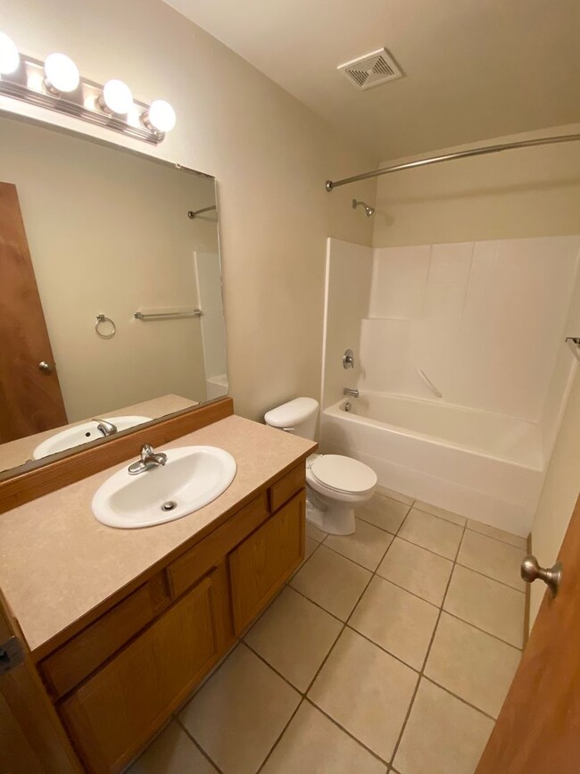 Building Photo - 4 Bed, 2 Bath Home!