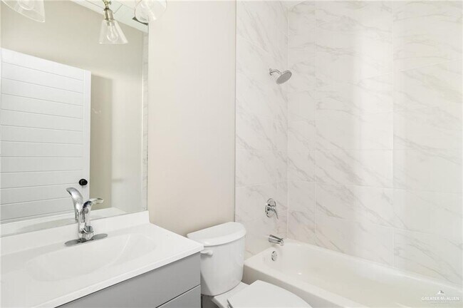 Building Photo - 13 Notre Dame Ave