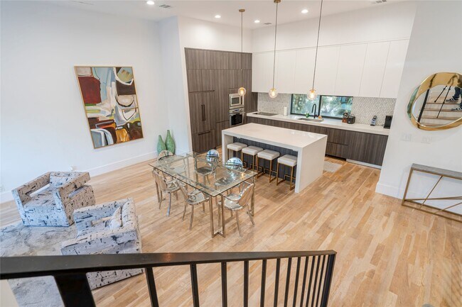 Building Photo - 709 Memorial Heights Dr