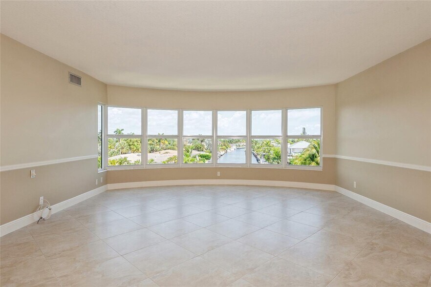 Building Photo - 5100 Bayview Dr