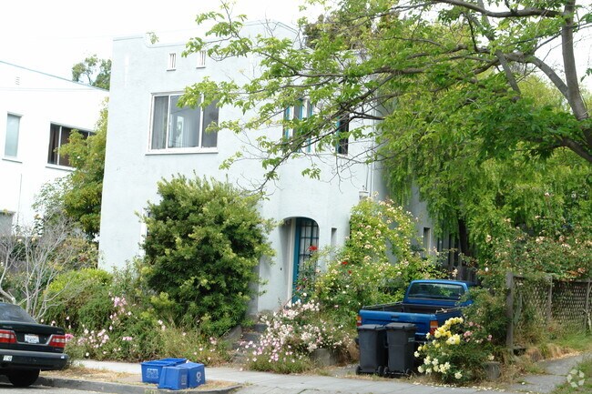 Building Photo - 2415-2417 Dowling Pl