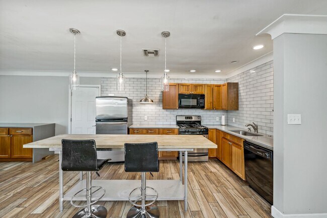 Building Photo - Luxury housing ,Close to U of A! Newly Ren...