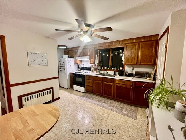 Building Photo - 33 Evans St