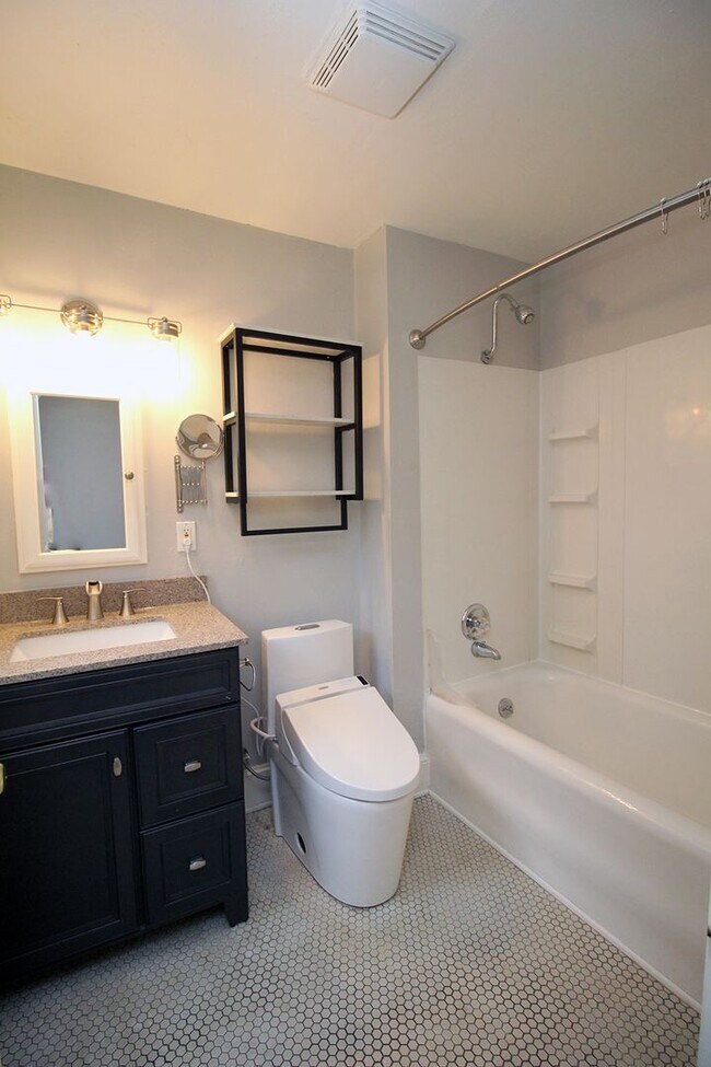 Building Photo - 5325 N Fessenden St