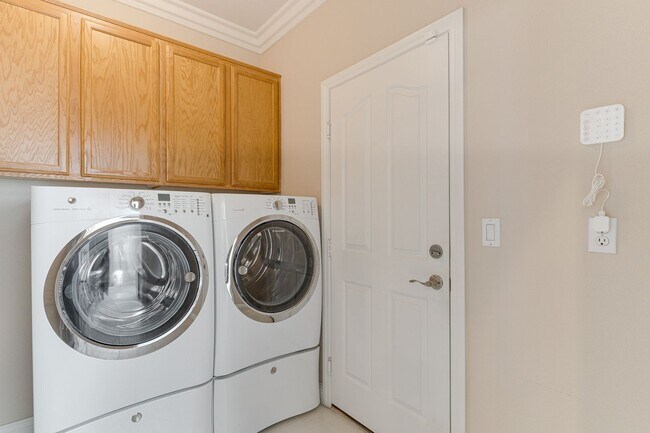 Building Photo - Fully Furnished Single-Story Gem in Peacef...